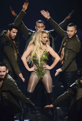 britney-spears-with-back-up-dancers